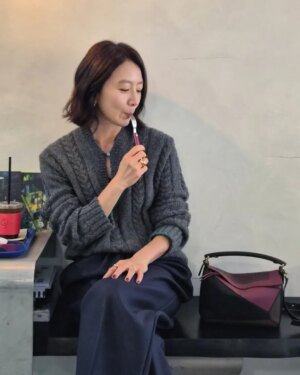 Kim Hee-ae Instagram - 좋아하는 것들로 채우는 하루✨

#AD #LoeweFW25 #LoewexAlbers
