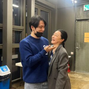 Kim Hye-eun Instagram - 아들이 왔습니다.그 바쁜중에.예배마치고 홀연히 나타난 정현이.
엄마 응원하러 바쁜데 달려와줘 고마워♡.

#그때도오늘2  #김정현배우  #대학로스콘2관