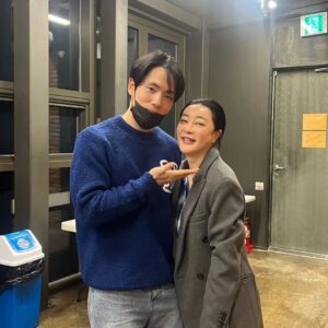 Kim Hye-eun Instagram - 아들이 왔습니다.그 바쁜중에.예배마치고 홀연히 나타난 정현이.
엄마 응원하러 바쁜데 달려와줘 고마워♡.

#그때도오늘2  #김정현배우  #대학로스콘2관