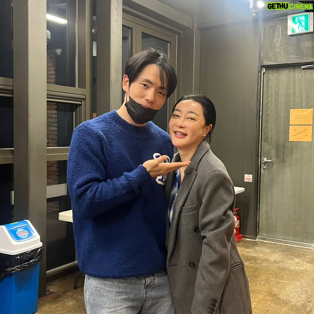 Kim Hye-eun - 7.7K Likes - 아들이 왔습니다.그 바쁜중에.예배마치고 홀연히 나타난 정현이.
엄마 응원하러 바쁜데 달려와줘 고마워♡.

#그때도오늘2  #김정현배우  #대학로스콘2관