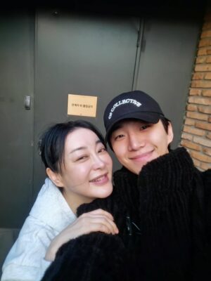 Kim Hye-eun Instagram - 절대 긍정 책임감 이준호.
준호는 언제나 진심을 다하고 가식없고 예의바르고 친절하고 영리합니다.
그런데도 끝없이 노력합니다.연기를 진짜 잘하는데도 지칠 줄모르고 생각합니다.
손까지 야무져요 .공기놀이까지 잘하면 어뜩허냐고?ㅋㅋㅋ
준호가 삶을 대하는 태도 사람을 대하는 태도는 보기에 참 아름답습니다.
그래서 잘되나봅니다.잘될수밖에요.
*누나 저 많이 울었어요.*
딱 하루 쉬는 오늘.쉬지도 못하고 달려와 준 준호야♡진심으로 고맙다♡

#그때도오늘2  #이준호 #이상희