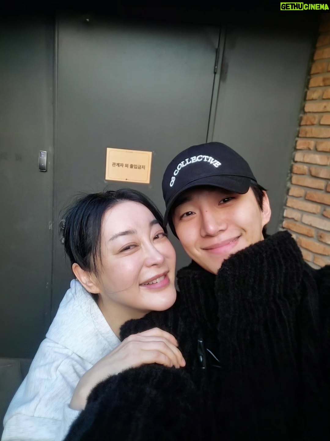 Kim Hye-eun - 74K Likes - 절대 긍정 책임감 이준호.
준호는 언제나 진심을 다하고 가식없고 예의바르고 친절하고 영리합니다.
그런데도 끝없이 노력합니다.연기를 진짜 잘하는데도 지칠 줄모르고 생각합니다.
손까지 야무져요 .공기놀이까지 잘하면 어뜩허냐고?ㅋㅋㅋ
준호가 삶을 대하는 태도 사람을 대하는 태도는 보기에 참 아름답습니다.
그래서 잘되나봅니다.잘될수밖에요.
*누나 저 많이 울었어요.*
딱 하루 쉬는 오늘.쉬지도 못하고 달려와 준 준호야♡진심으로 고맙다♡

#그때도오늘2  #이준호 #이상희