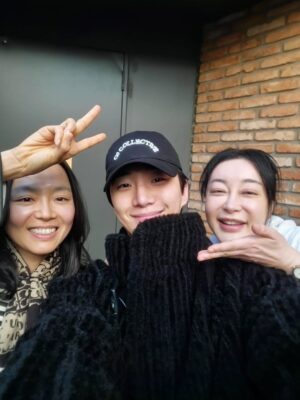 Kim Hye-eun Instagram - 절대 긍정 책임감 이준호.
준호는 언제나 진심을 다하고 가식없고 예의바르고 친절하고 영리합니다.
그런데도 끝없이 노력합니다.연기를 진짜 잘하는데도 지칠 줄모르고 생각합니다.
손까지 야무져요 .공기놀이까지 잘하면 어뜩허냐고?ㅋㅋㅋ
준호가 삶을 대하는 태도 사람을 대하는 태도는 보기에 참 아름답습니다.
그래서 잘되나봅니다.잘될수밖에요.
*누나 저 많이 울었어요.*
딱 하루 쉬는 오늘.쉬지도 못하고 달려와 준 준호야♡진심으로 고맙다♡

#그때도오늘2  #이준호 #이상희