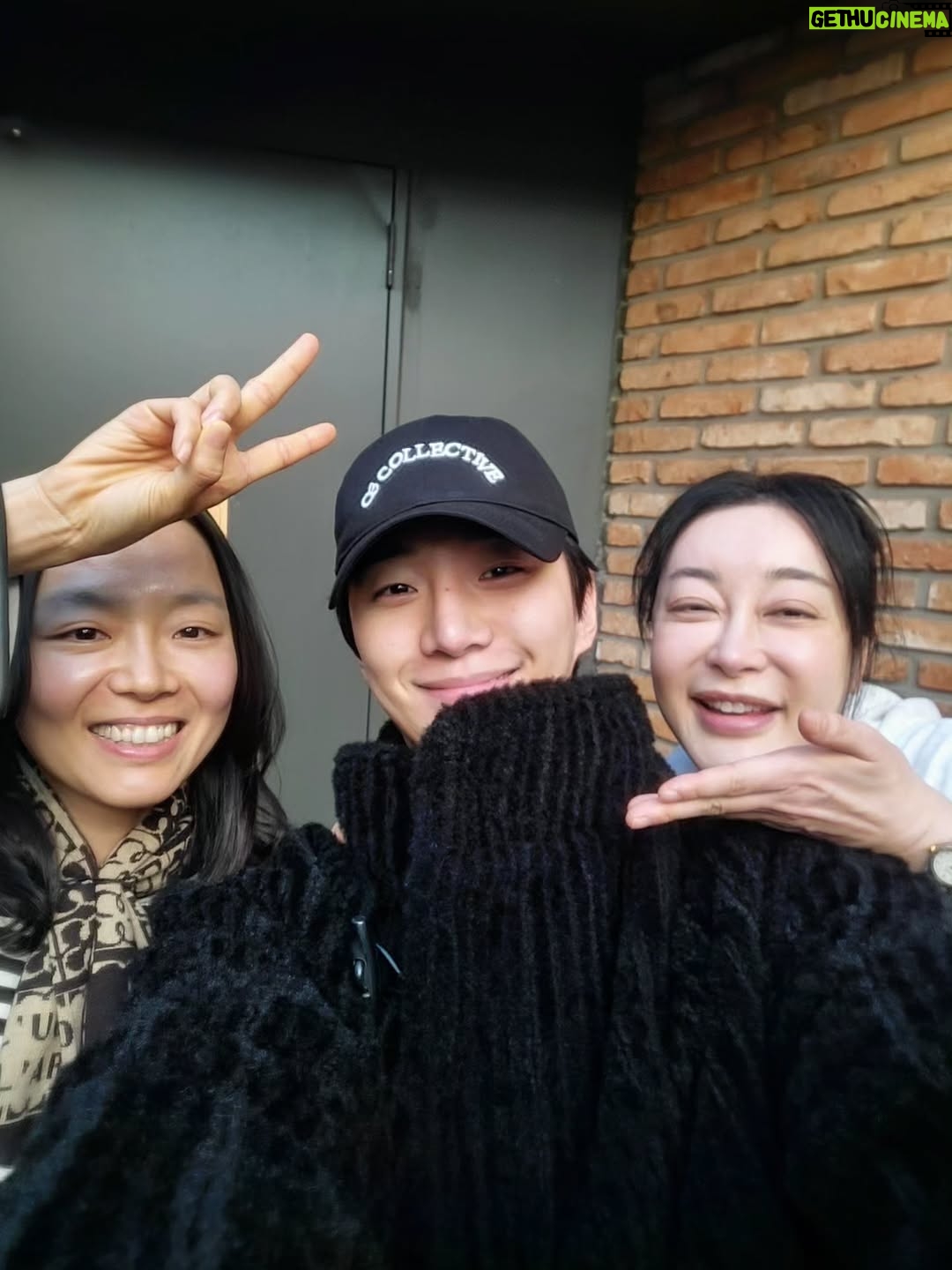 Kim Hye-eun - 74K Likes - 절대 긍정 책임감 이준호.
준호는 언제나 진심을 다하고 가식없고 예의바르고 친절하고 영리합니다.
그런데도 끝없이 노력합니다.연기를 진짜 잘하는데도 지칠 줄모르고 생각합니다.
손까지 야무져요 .공기놀이까지 잘하면 어뜩허냐고?ㅋㅋㅋ
준호가 삶을 대하는 태도 사람을 대하는 태도는 보기에 참 아름답습니다.
그래서 잘되나봅니다.잘될수밖에요.
*누나 저 많이 울었어요.*
딱 하루 쉬는 오늘.쉬지도 못하고 달려와 준 준호야♡진심으로 고맙다♡

#그때도오늘2  #이준호 #이상희
