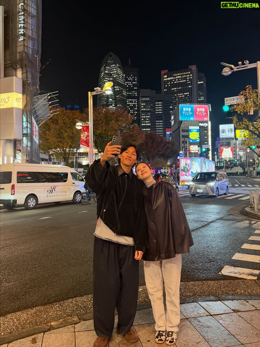 Kim Jin-kyung - 9.9K Likes - 벌써 연말 분위기 나는 Tokyo 、、、💡🌲