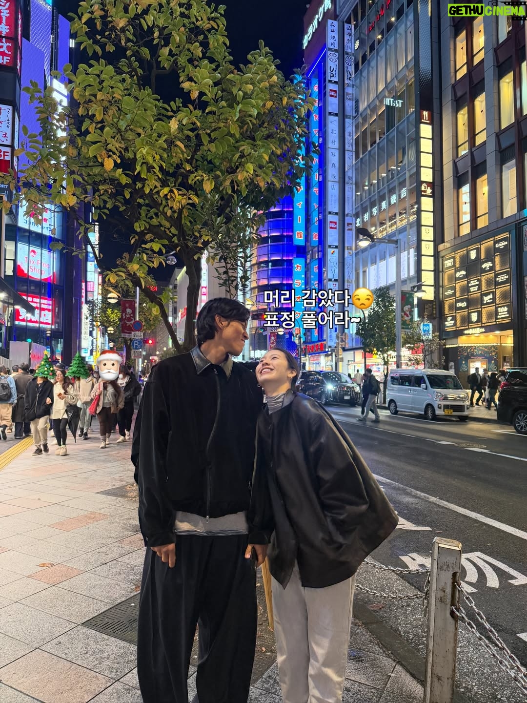 Kim Jin-kyung - 9.9K Likes - 벌써 연말 분위기 나는 Tokyo 、、、💡🌲