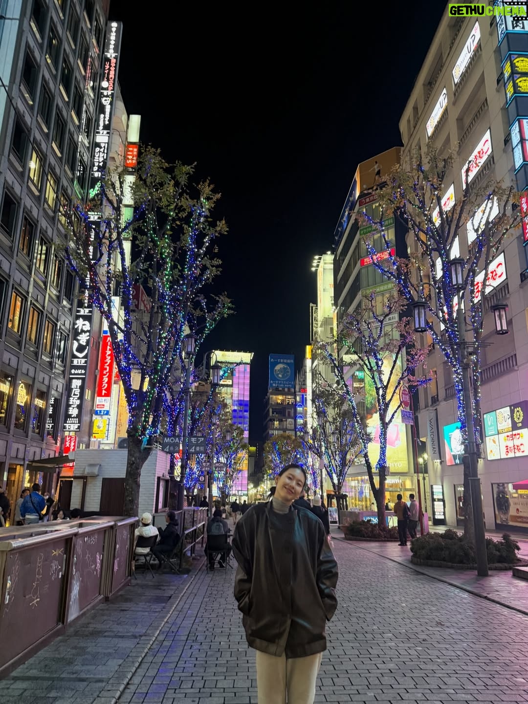Kim Jin-kyung - 9.9K Likes - 벌써 연말 분위기 나는 Tokyo 、、、💡🌲