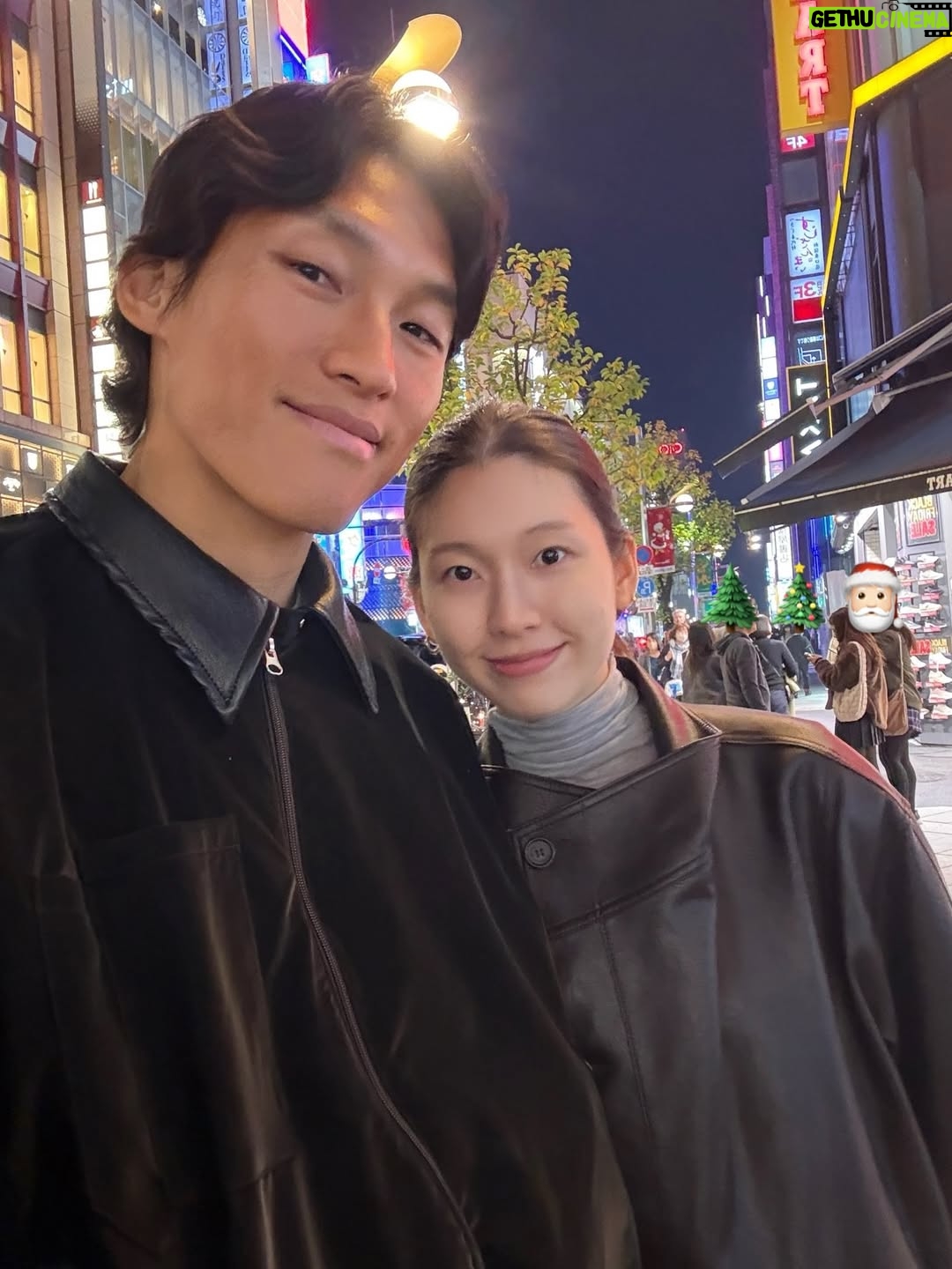Kim Jin-kyung - 9.9K Likes - 벌써 연말 분위기 나는 Tokyo 、、、💡🌲