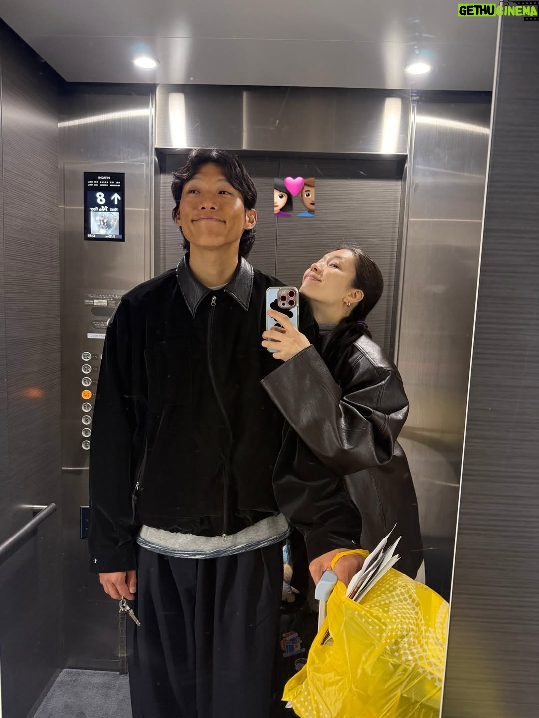 Kim Jin-kyung - 9.9K Likes - 벌써 연말 분위기 나는 Tokyo 、、、💡🌲