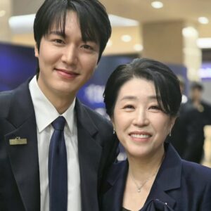 Kim Mi-kyeong Instagram - 오랫만에 만난 너무 반가운 얼굴들.
츅하합니다❤️
응원합니다❤️

우리 견우가 왜 안보이나 ㅠㅜ