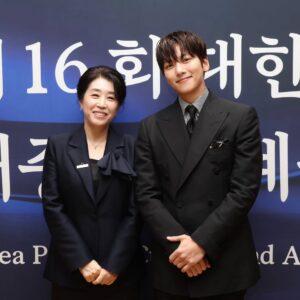Kim Mi-kyeong Instagram - 오랫만에 만난 너무 반가운 얼굴들.
츅하합니다❤️
응원합니다❤️

우리 견우가 왜 안보이나 ㅠㅜ