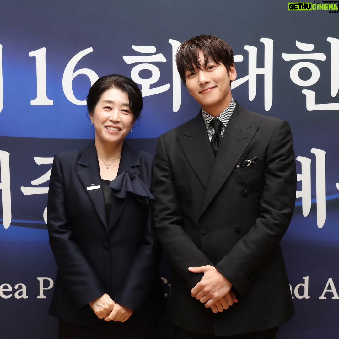 Kim Mi-kyeong - 157.5K Likes - 오랫만에 만난 너무 반가운 얼굴들.
츅하합니다❤️
응원합니다❤️

우리 견우가 왜 안보이나 ㅠㅜ