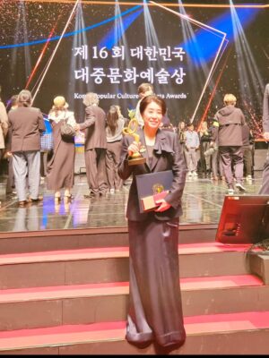 Kim Mi-kyeong Instagram - 연기를 처음 시작했던 1985년.
하늘같은 대선배님들의 무대를 보면서 나도 저 나이까지 연기를 하고싶다는 꿈을 꾸었었습니다.
그리고 쉬임없이 달려 돌아보니 어느새 40년이 흘렀네요.
지치지 않고, 포기하지 않고, 도망치지 않고
연기를 하고있는 내 자신에게 장하다 라고 얘기해 주고 싶어요.
그리고 아직 저는 한참 더 갈 길이 남았습니다.

그동안 애썼다고, 앞으로도 힘내라고 큰 상을 받았습니다.
응원해 주시고 힘을 주시는 모든분들께
큰 절 올립니다❤️❤️❤️💙💙