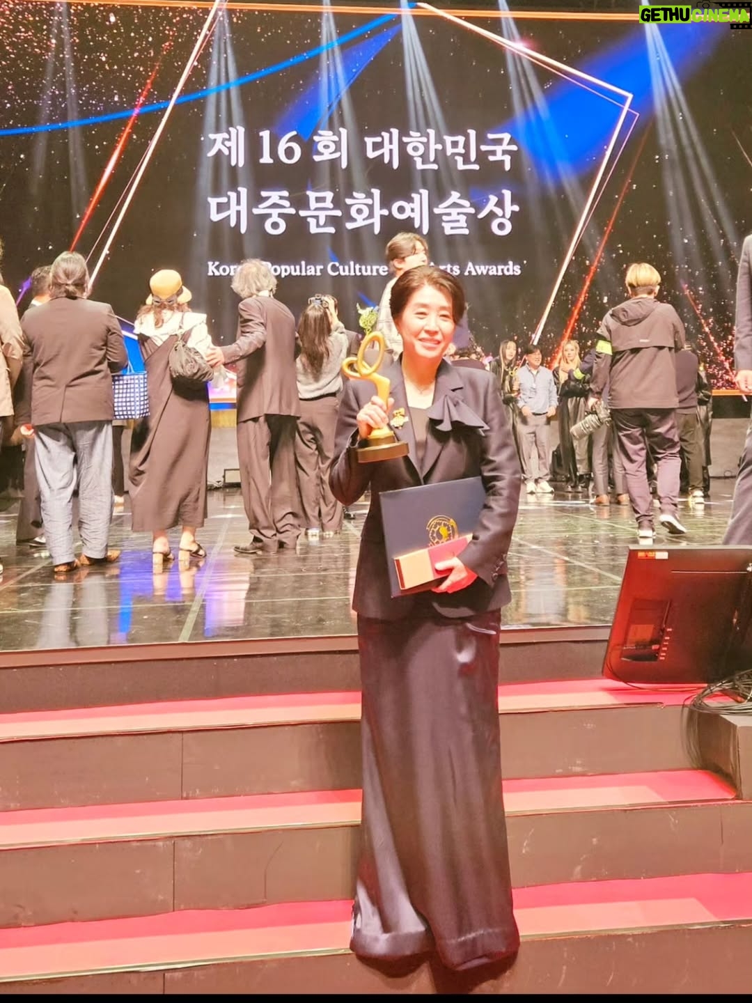 Kim Mi-kyeong - 87.9K Likes - 연기를 처음 시작했던 1985년.
하늘같은 대선배님들의 무대를 보면서 나도 저 나이까지 연기를 하고싶다는 꿈을 꾸었었습니다.
그리고 쉬임없이 달려 돌아보니 어느새 40년이 흘렀네요.
지치지 않고, 포기하지 않고, 도망치지 않고
연기를 하고있는 내 자신에게 장하다 라고 얘기해 주고 싶어요.
그리고 아직 저는 한참 더 갈 길이 남았습니다.

그동안 애썼다고, 앞으로도 힘내라고 큰 상을 받았습니다.
응원해 주시고 힘을 주시는 모든분들께
큰 절 올립니다❤️❤️❤️💙💙