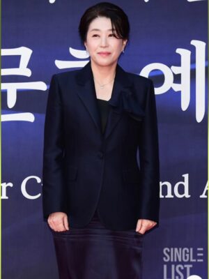 Kim Mi-kyeong Instagram - 연기를 처음 시작했던 1985년.
하늘같은 대선배님들의 무대를 보면서 나도 저 나이까지 연기를 하고싶다는 꿈을 꾸었었습니다.
그리고 쉬임없이 달려 돌아보니 어느새 40년이 흘렀네요.
지치지 않고, 포기하지 않고, 도망치지 않고
연기를 하고있는 내 자신에게 장하다 라고 얘기해 주고 싶어요.
그리고 아직 저는 한참 더 갈 길이 남았습니다.

그동안 애썼다고, 앞으로도 힘내라고 큰 상을 받았습니다.
응원해 주시고 힘을 주시는 모든분들께
큰 절 올립니다❤️❤️❤️💙💙