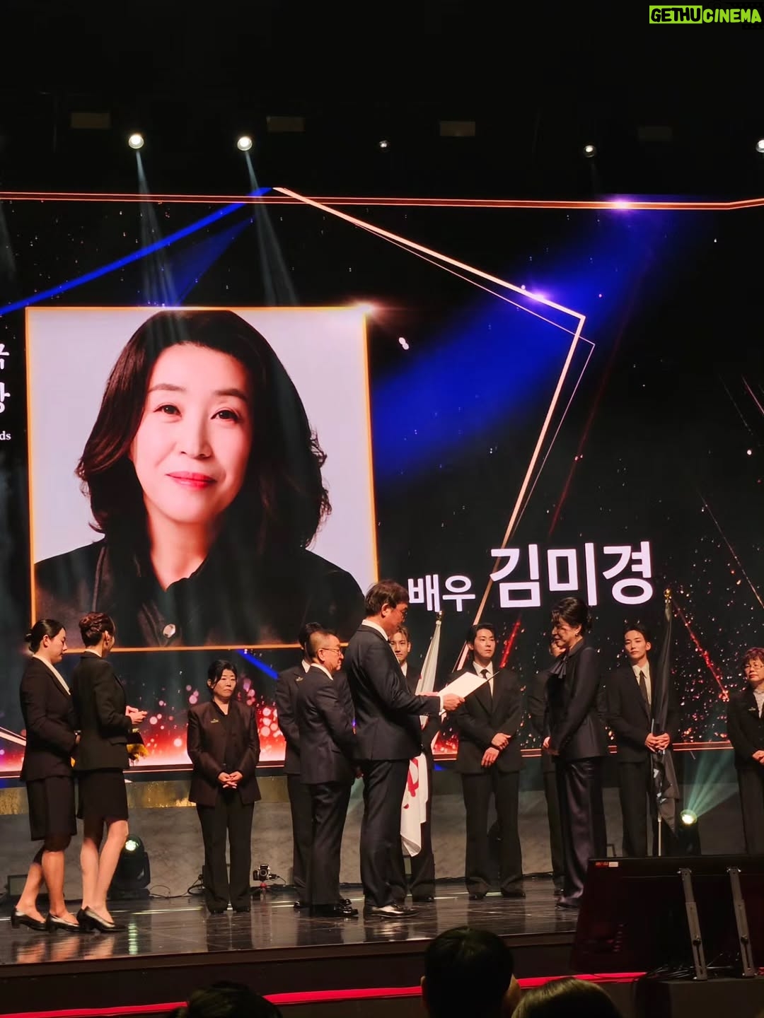 Kim Mi-kyeong - 87.9K Likes - 연기를 처음 시작했던 1985년.
하늘같은 대선배님들의 무대를 보면서 나도 저 나이까지 연기를 하고싶다는 꿈을 꾸었었습니다.
그리고 쉬임없이 달려 돌아보니 어느새 40년이 흘렀네요.
지치지 않고, 포기하지 않고, 도망치지 않고
연기를 하고있는 내 자신에게 장하다 라고 얘기해 주고 싶어요.
그리고 아직 저는 한참 더 갈 길이 남았습니다.

그동안 애썼다고, 앞으로도 힘내라고 큰 상을 받았습니다.
응원해 주시고 힘을 주시는 모든분들께
큰 절 올립니다❤️❤️❤️💙💙