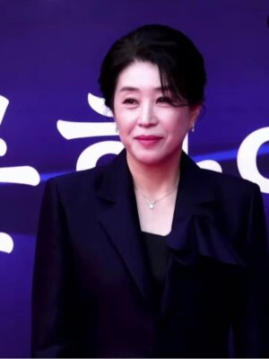 Kim Mi-kyeong Instagram - 연기를 처음 시작했던 1985년.
하늘같은 대선배님들의 무대를 보면서 나도 저 나이까지 연기를 하고싶다는 꿈을 꾸었었습니다.
그리고 쉬임없이 달려 돌아보니 어느새 40년이 흘렀네요.
지치지 않고, 포기하지 않고, 도망치지 않고
연기를 하고있는 내 자신에게 장하다 라고 얘기해 주고 싶어요.
그리고 아직 저는 한참 더 갈 길이 남았습니다.

그동안 애썼다고, 앞으로도 힘내라고 큰 상을 받았습니다.
응원해 주시고 힘을 주시는 모든분들께
큰 절 올립니다❤️❤️❤️💙💙