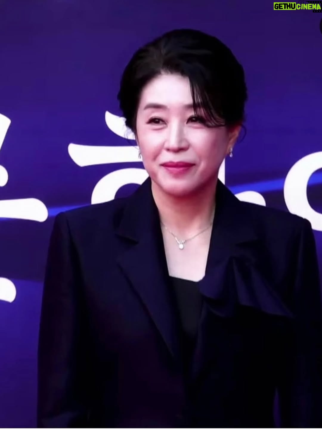 Kim Mi-kyeong - 87.9K Likes - 연기를 처음 시작했던 1985년.
하늘같은 대선배님들의 무대를 보면서 나도 저 나이까지 연기를 하고싶다는 꿈을 꾸었었습니다.
그리고 쉬임없이 달려 돌아보니 어느새 40년이 흘렀네요.
지치지 않고, 포기하지 않고, 도망치지 않고
연기를 하고있는 내 자신에게 장하다 라고 얘기해 주고 싶어요.
그리고 아직 저는 한참 더 갈 길이 남았습니다.

그동안 애썼다고, 앞으로도 힘내라고 큰 상을 받았습니다.
응원해 주시고 힘을 주시는 모든분들께
큰 절 올립니다❤️❤️❤️💙💙