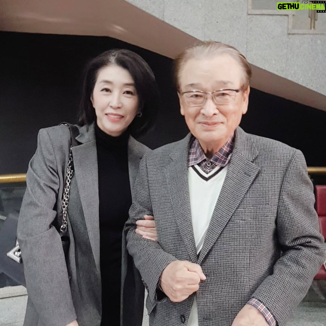 Kim Mi-kyeong - 33.3K Likes - 소천하신 이순재 선생님을 뵙고 돌아오는길.

선생님.
부디 평안하고  따뜻한 곳으로 가시길 기도 합니다.