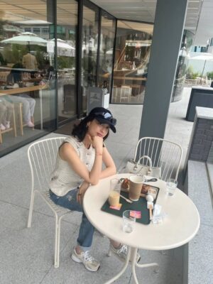 Kim Min-joung Instagram - -
THE DAY🩵THE MOMENT 

"일상의 순간순간 만큼은 
온 마음으로 느끼자. "해서  일상사진을 찍는것에 
열중하지 않는데 ..,
잘 찍어주는 벗이 있어 얼마나 다행인가 
이렇게 나눌수 있어 기쁨!

#서순라길 은 꼭 가야한다는 나의 벗, 귀엽