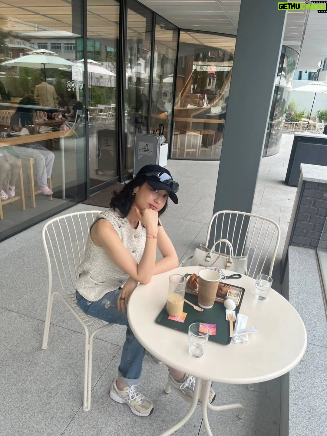 Kim Min-joung - 17K Likes - -
THE DAY🩵THE MOMENT 

"일상의 순간순간 만큼은 
온 마음으로 느끼자. "해서  일상사진을 찍는것에 
열중하지 않는데 ..,
잘 찍어주는 벗이 있어 얼마나 다행인가 
이렇게 나눌수 있어 기쁨!

#서순라길 은 꼭 가야한다는 나의 벗, 귀엽