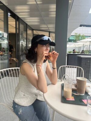 Kim Min-joung Instagram - -
THE DAY🩵THE MOMENT 

"일상의 순간순간 만큼은 
온 마음으로 느끼자. "해서  일상사진을 찍는것에 
열중하지 않는데 ..,
잘 찍어주는 벗이 있어 얼마나 다행인가 
이렇게 나눌수 있어 기쁨!

#서순라길 은 꼭 가야한다는 나의 벗, 귀엽