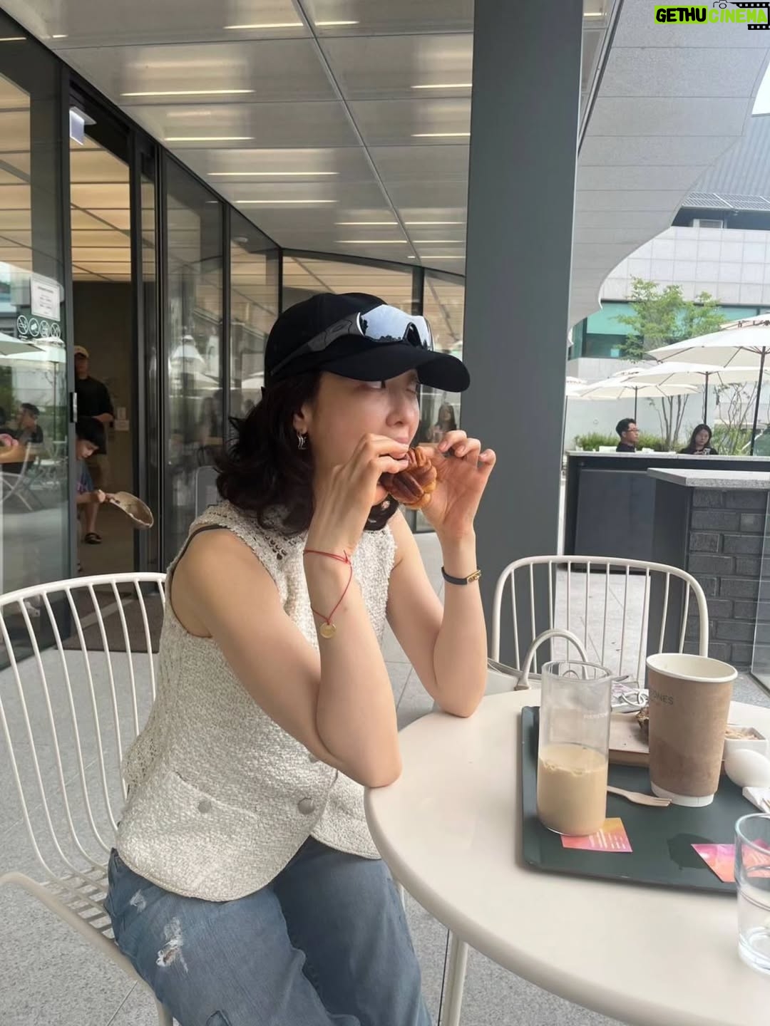 Kim Min-joung - 17K Likes - -
THE DAY🩵THE MOMENT 

"일상의 순간순간 만큼은 
온 마음으로 느끼자. "해서  일상사진을 찍는것에 
열중하지 않는데 ..,
잘 찍어주는 벗이 있어 얼마나 다행인가 
이렇게 나눌수 있어 기쁨!

#서순라길 은 꼭 가야한다는 나의 벗, 귀엽