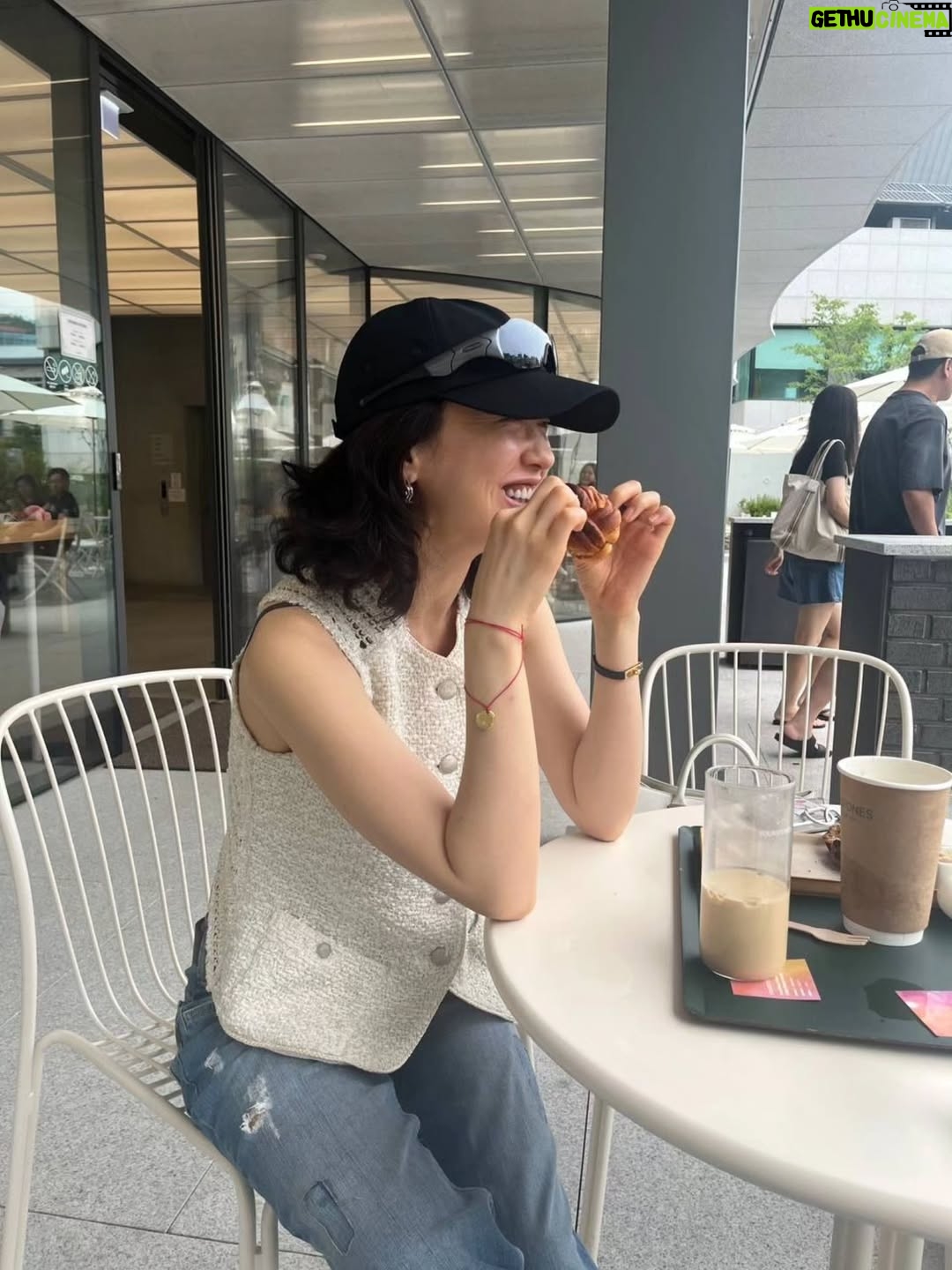Kim Min-joung - 17K Likes - -
THE DAY🩵THE MOMENT 

"일상의 순간순간 만큼은 
온 마음으로 느끼자. "해서  일상사진을 찍는것에 
열중하지 않는데 ..,
잘 찍어주는 벗이 있어 얼마나 다행인가 
이렇게 나눌수 있어 기쁨!

#서순라길 은 꼭 가야한다는 나의 벗, 귀엽