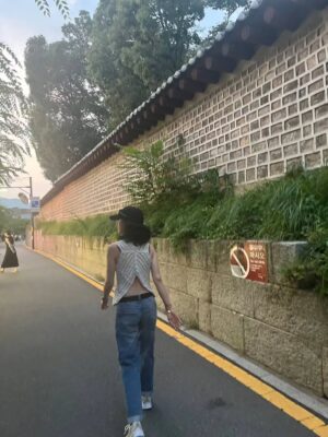 Kim Min-joung Instagram - -
THE DAY🩵THE MOMENT 

"일상의 순간순간 만큼은 
온 마음으로 느끼자. "해서  일상사진을 찍는것에 
열중하지 않는데 ..,
잘 찍어주는 벗이 있어 얼마나 다행인가 
이렇게 나눌수 있어 기쁨!

#서순라길 은 꼭 가야한다는 나의 벗, 귀엽