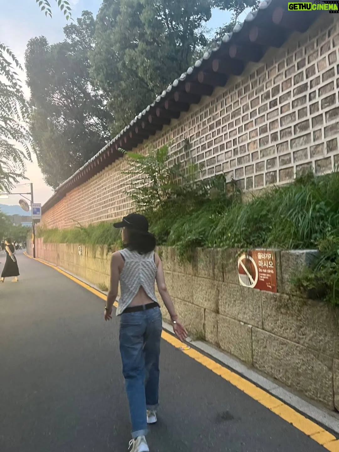 Kim Min-joung - 17K Likes - -
THE DAY🩵THE MOMENT 

"일상의 순간순간 만큼은 
온 마음으로 느끼자. "해서  일상사진을 찍는것에 
열중하지 않는데 ..,
잘 찍어주는 벗이 있어 얼마나 다행인가 
이렇게 나눌수 있어 기쁨!

#서순라길 은 꼭 가야한다는 나의 벗, 귀엽