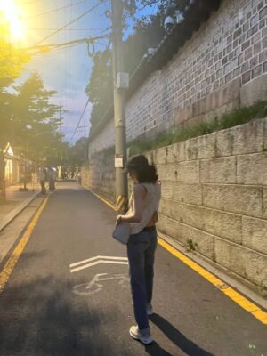 Kim Min-joung Instagram - -
THE DAY🩵THE MOMENT 

"일상의 순간순간 만큼은 
온 마음으로 느끼자. "해서  일상사진을 찍는것에 
열중하지 않는데 ..,
잘 찍어주는 벗이 있어 얼마나 다행인가 
이렇게 나눌수 있어 기쁨!

#서순라길 은 꼭 가야한다는 나의 벗, 귀엽