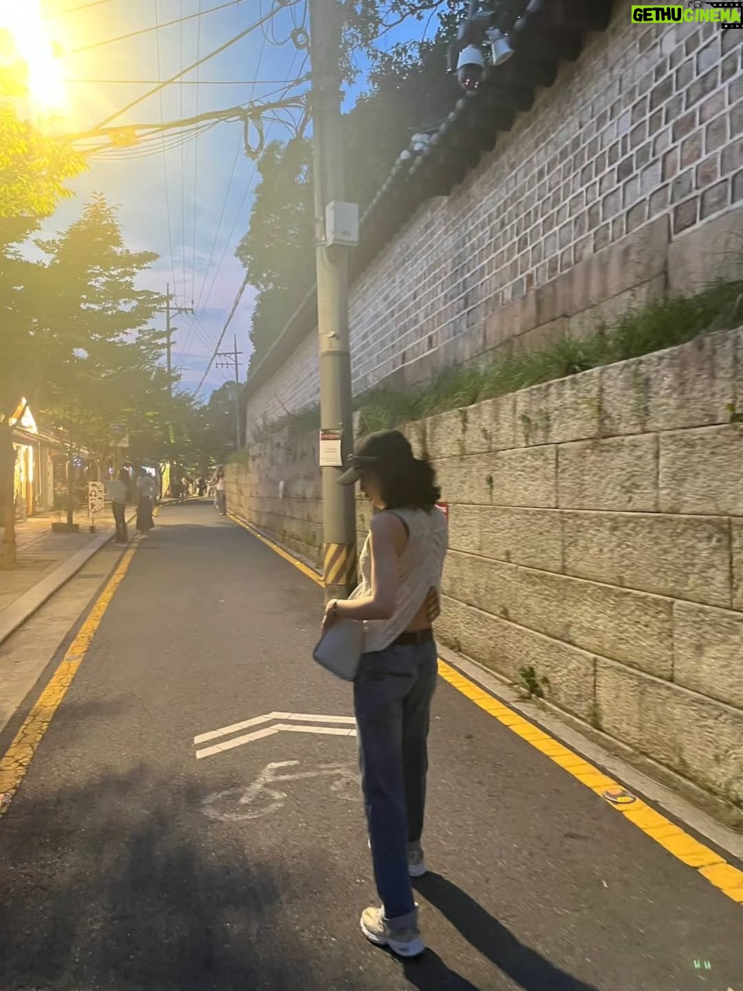 Kim Min-joung - 17K Likes - -
THE DAY🩵THE MOMENT 

"일상의 순간순간 만큼은 
온 마음으로 느끼자. "해서  일상사진을 찍는것에 
열중하지 않는데 ..,
잘 찍어주는 벗이 있어 얼마나 다행인가 
이렇게 나눌수 있어 기쁨!

#서순라길 은 꼭 가야한다는 나의 벗, 귀엽