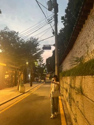 Kim Min-joung Instagram - -
THE DAY🩵THE MOMENT 

"일상의 순간순간 만큼은 
온 마음으로 느끼자. "해서  일상사진을 찍는것에 
열중하지 않는데 ..,
잘 찍어주는 벗이 있어 얼마나 다행인가 
이렇게 나눌수 있어 기쁨!

#서순라길 은 꼭 가야한다는 나의 벗, 귀엽