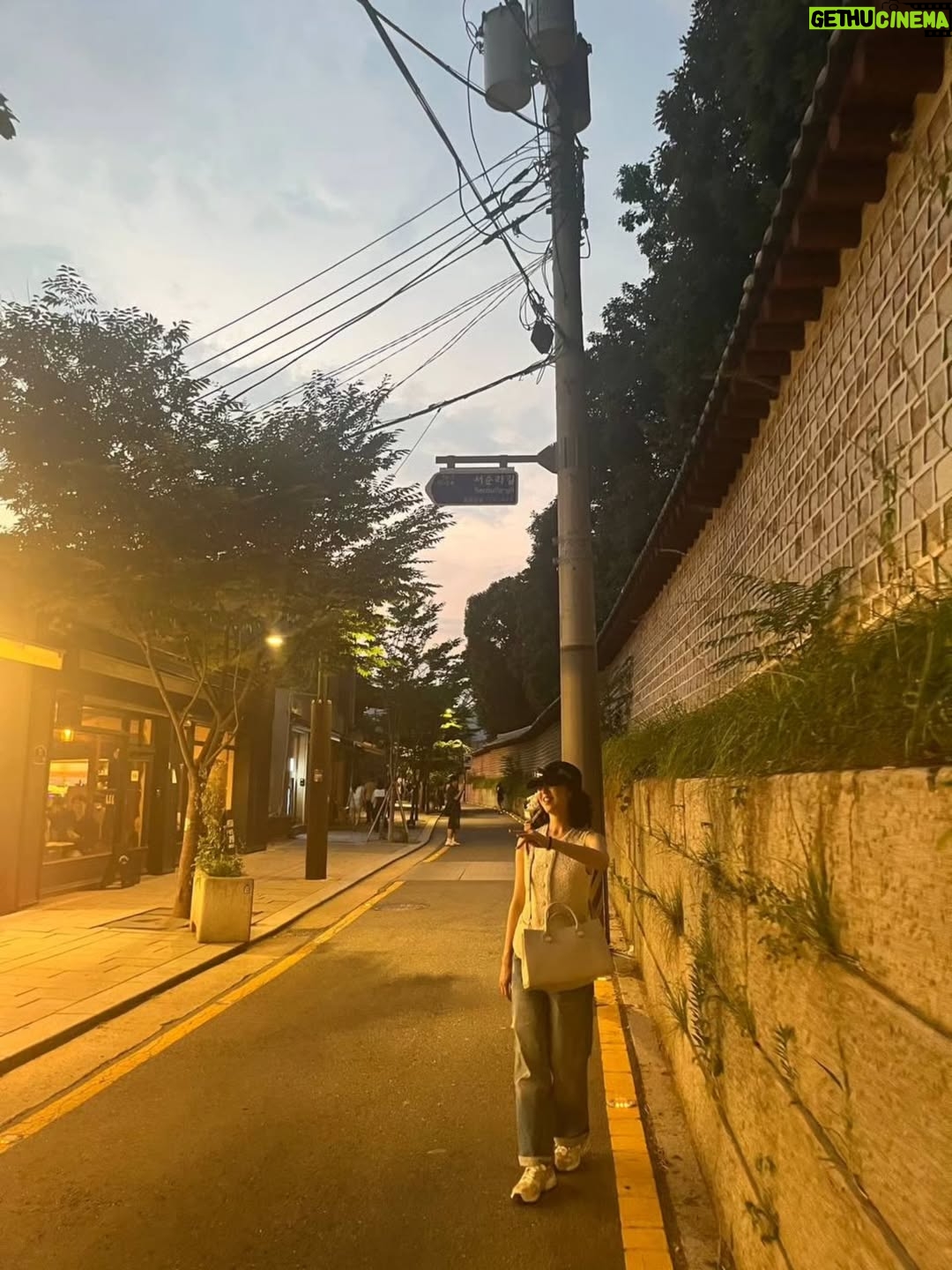 Kim Min-joung - 17K Likes - -
THE DAY🩵THE MOMENT 

"일상의 순간순간 만큼은 
온 마음으로 느끼자. "해서  일상사진을 찍는것에 
열중하지 않는데 ..,
잘 찍어주는 벗이 있어 얼마나 다행인가 
이렇게 나눌수 있어 기쁨!

#서순라길 은 꼭 가야한다는 나의 벗, 귀엽
