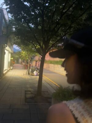 Kim Min-joung Instagram - -
THE DAY🩵THE MOMENT 

"일상의 순간순간 만큼은 
온 마음으로 느끼자. "해서  일상사진을 찍는것에 
열중하지 않는데 ..,
잘 찍어주는 벗이 있어 얼마나 다행인가 
이렇게 나눌수 있어 기쁨!

#서순라길 은 꼭 가야한다는 나의 벗, 귀엽