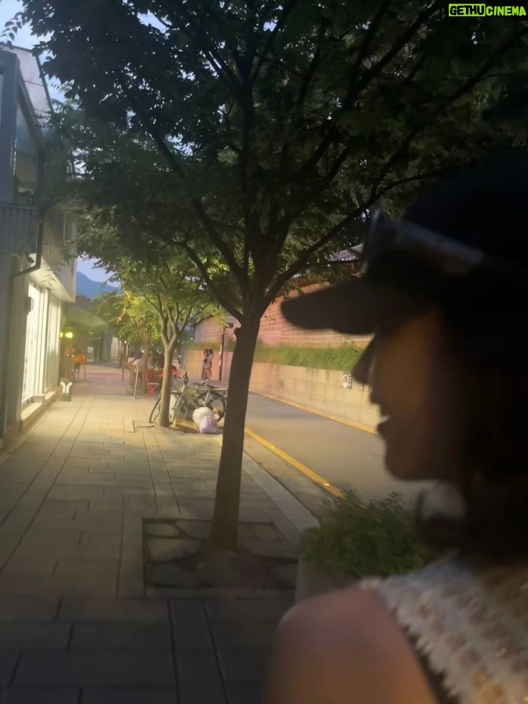 Kim Min-joung - 17K Likes - -
THE DAY🩵THE MOMENT 

"일상의 순간순간 만큼은 
온 마음으로 느끼자. "해서  일상사진을 찍는것에 
열중하지 않는데 ..,
잘 찍어주는 벗이 있어 얼마나 다행인가 
이렇게 나눌수 있어 기쁨!

#서순라길 은 꼭 가야한다는 나의 벗, 귀엽