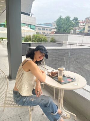 Kim Min-joung Instagram - -
THE DAY🩵THE MOMENT 

"일상의 순간순간 만큼은 
온 마음으로 느끼자. "해서  일상사진을 찍는것에 
열중하지 않는데 ..,
잘 찍어주는 벗이 있어 얼마나 다행인가 
이렇게 나눌수 있어 기쁨!

#서순라길 은 꼭 가야한다는 나의 벗, 귀엽
