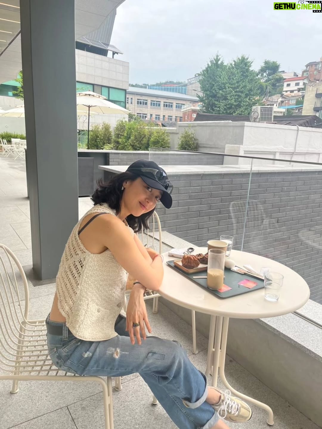 Kim Min-joung - 17K Likes - -
THE DAY🩵THE MOMENT 

"일상의 순간순간 만큼은 
온 마음으로 느끼자. "해서  일상사진을 찍는것에 
열중하지 않는데 ..,
잘 찍어주는 벗이 있어 얼마나 다행인가 
이렇게 나눌수 있어 기쁨!

#서순라길 은 꼭 가야한다는 나의 벗, 귀엽