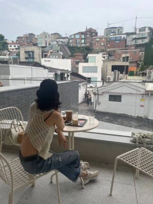Kim Min-joung Instagram - -
THE DAY🩵THE MOMENT 

"일상의 순간순간 만큼은 
온 마음으로 느끼자. "해서  일상사진을 찍는것에 
열중하지 않는데 ..,
잘 찍어주는 벗이 있어 얼마나 다행인가 
이렇게 나눌수 있어 기쁨!

#서순라길 은 꼭 가야한다는 나의 벗, 귀엽