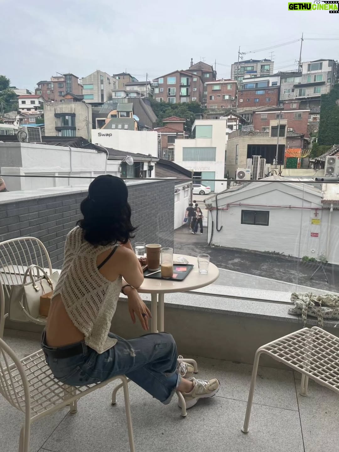 Kim Min-joung - 17K Likes - -
THE DAY🩵THE MOMENT 

"일상의 순간순간 만큼은 
온 마음으로 느끼자. "해서  일상사진을 찍는것에 
열중하지 않는데 ..,
잘 찍어주는 벗이 있어 얼마나 다행인가 
이렇게 나눌수 있어 기쁨!

#서순라길 은 꼭 가야한다는 나의 벗, 귀엽