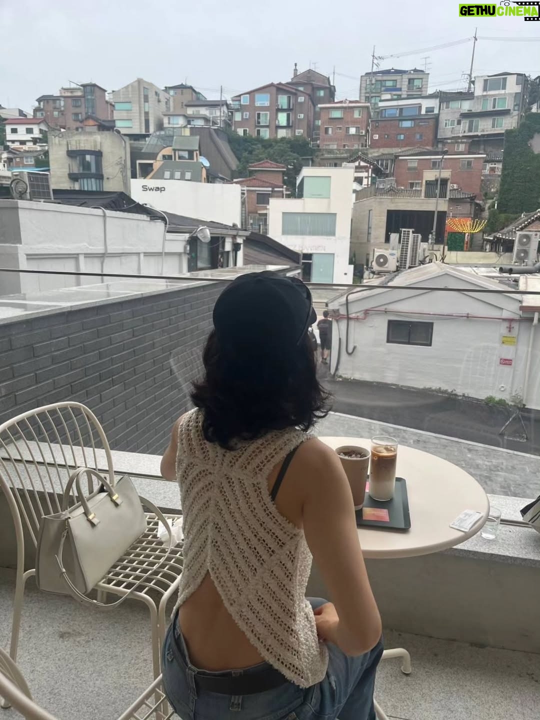Kim Min-joung - 17K Likes - -
THE DAY🩵THE MOMENT 

"일상의 순간순간 만큼은 
온 마음으로 느끼자. "해서  일상사진을 찍는것에 
열중하지 않는데 ..,
잘 찍어주는 벗이 있어 얼마나 다행인가 
이렇게 나눌수 있어 기쁨!

#서순라길 은 꼭 가야한다는 나의 벗, 귀엽