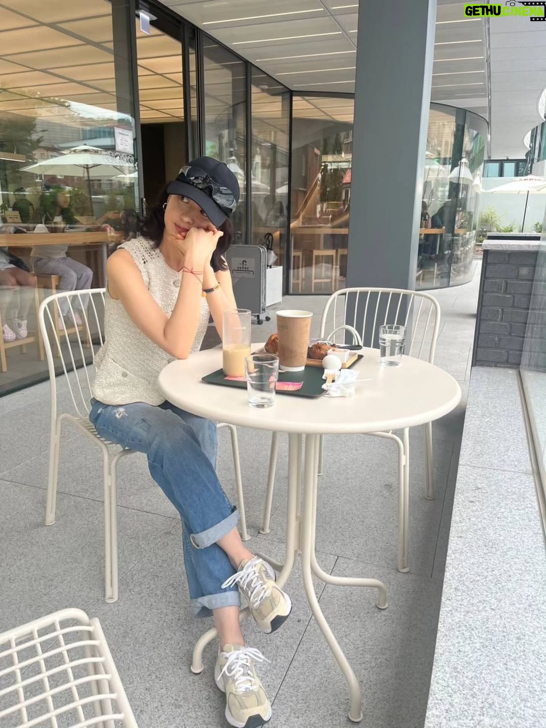 Kim Min-joung - 17K Likes - -
THE DAY🩵THE MOMENT 

"일상의 순간순간 만큼은 
온 마음으로 느끼자. "해서  일상사진을 찍는것에 
열중하지 않는데 ..,
잘 찍어주는 벗이 있어 얼마나 다행인가 
이렇게 나눌수 있어 기쁨!

#서순라길 은 꼭 가야한다는 나의 벗, 귀엽