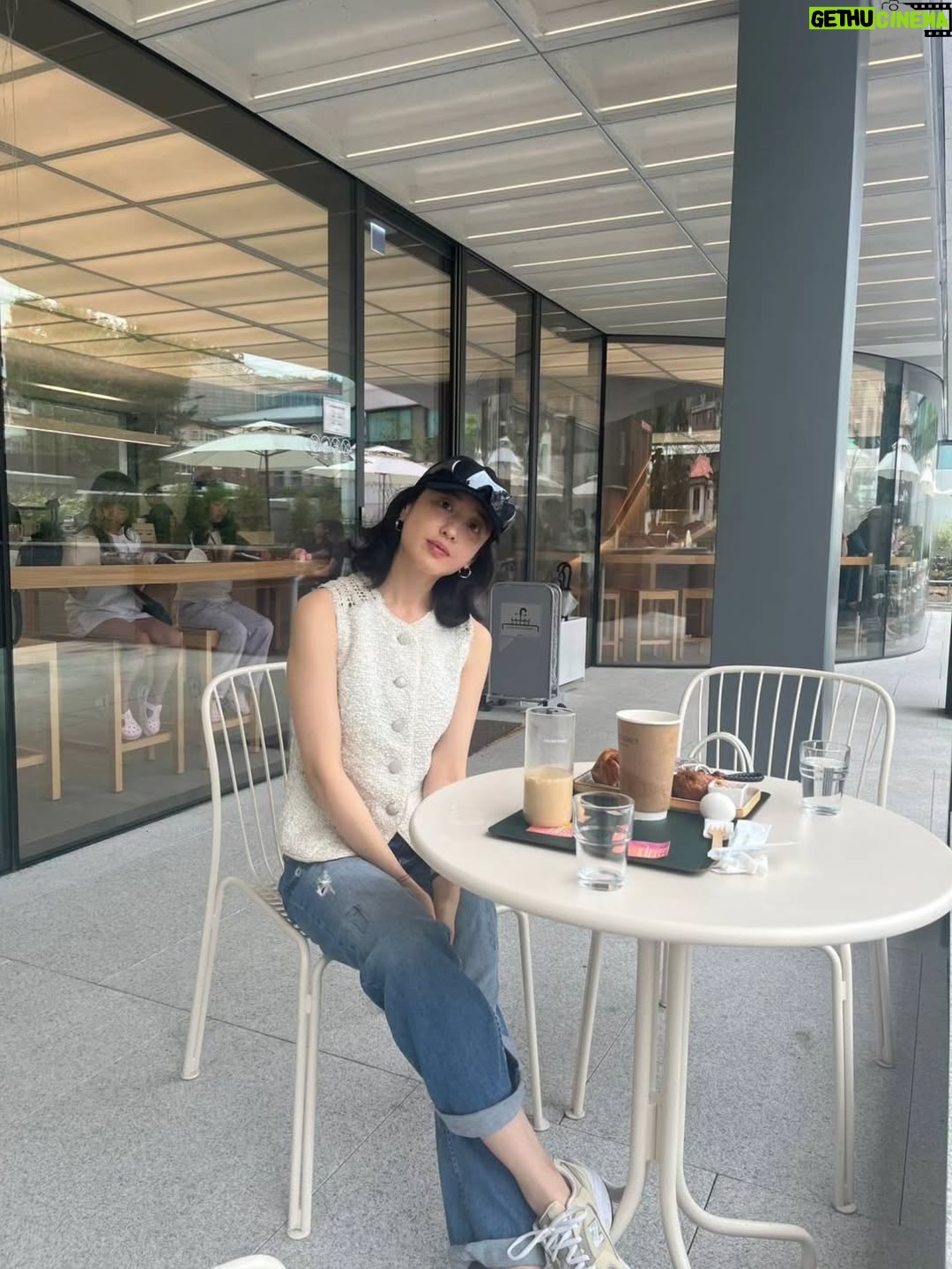 Kim Min-joung - 17K Likes - -
THE DAY🩵THE MOMENT 

"일상의 순간순간 만큼은 
온 마음으로 느끼자. "해서  일상사진을 찍는것에 
열중하지 않는데 ..,
잘 찍어주는 벗이 있어 얼마나 다행인가 
이렇게 나눌수 있어 기쁨!

#서순라길 은 꼭 가야한다는 나의 벗, 귀엽