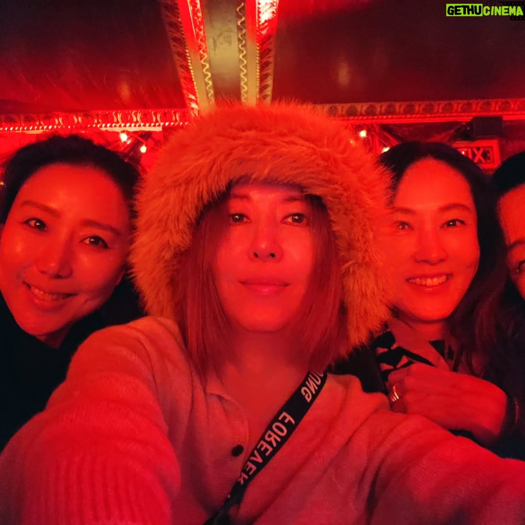 Kim Wan-sun - 6.1K Likes - 여전히 많은 사진들.. 🤣😅😂
어릴 때 많이 가봤지만 좋았던 기억이 별로 없었는데, 이번 여행은 오래도록 기억에 남을 듯.. 
#newyork
오늘 날씨 너무 좋네요. 
좋은 하루 보내세요~😘
@jangluha_ji_young 
@kelly_inscapedesign