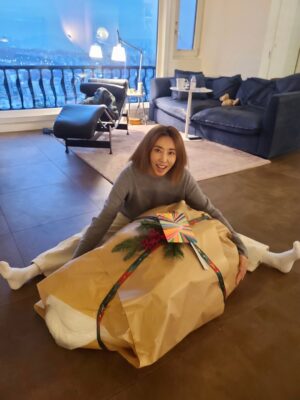 Kim Wan-sun Instagram - 1년이 한 달처럼 느껴지는 요즘이네요. 12월, 한 해 마무리 잘 하시고 건강하시길~!! 
❤️🩷🧡💛💚💙🩵💜
@taeyang_artistaeyang 
고맙습니다~!!!😍😍😍