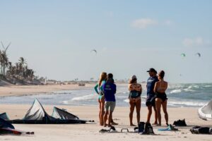Kira Miró Instagram - La aventura de hacer un downwind! Llegar al punto de salida, nervios, ilusión, montar el equipo, briefing sobre el camino, vamos todos juntos, jugando, navegando, saltando, esperando, siempre pendiente los unos de los otros...navegando por mar, por río y manglares...todo un parque de atracciones 🏄🏼‍♀️ qué satisfacción cuando llegas después de haberte superado! 💜💝

Gracias @jose.atay @loopingkite @barracadokite y a todas las personas con las que he compartido estos días tan especiales!!! 💫💫

Fotografías preciosas de @madretierra.cs @caam.sigilli 📸