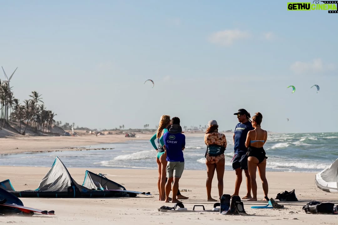 Kira Miró - 15.1K Likes - La aventura de hacer un downwind! Llegar al punto de salida, nervios, ilusión, montar el equipo, briefing sobre el camino, vamos todos juntos, jugando, navegando, saltando, esperando, siempre pendiente los unos de los otros...navegando por mar, por río y manglares...todo un parque de atracciones 🏄🏼‍♀️ qué satisfacción cuando llegas después de haberte superado! 💜💝

Gracias @jose.atay @loopingkite @barracadokite y a todas las personas con las que he compartido estos días tan especiales!!! 💫💫

Fotografías preciosas de @madretierra.cs @caam.sigilli 📸