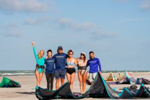 Kira Miró Instagram - La aventura de hacer un downwind! Llegar al punto de salida, nervios, ilusión, montar el equipo, briefing sobre el camino, vamos todos juntos, jugando, navegando, saltando, esperando, siempre pendiente los unos de los otros...navegando por mar, por río y manglares...todo un parque de atracciones 🏄🏼‍♀️ qué satisfacción cuando llegas después de haberte superado! 💜💝

Gracias @jose.atay @loopingkite @barracadokite y a todas las personas con las que he compartido estos días tan especiales!!! 💫💫

Fotografías preciosas de @madretierra.cs @caam.sigilli 📸