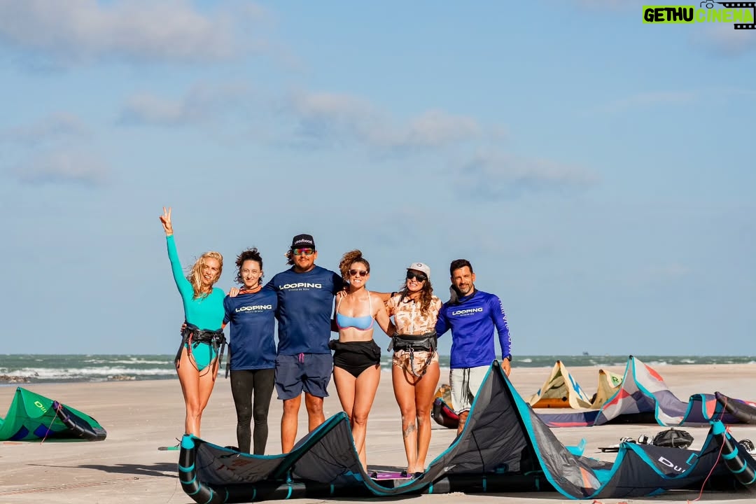 Kira Miró - 15.1K Likes - La aventura de hacer un downwind! Llegar al punto de salida, nervios, ilusión, montar el equipo, briefing sobre el camino, vamos todos juntos, jugando, navegando, saltando, esperando, siempre pendiente los unos de los otros...navegando por mar, por río y manglares...todo un parque de atracciones 🏄🏼‍♀️ qué satisfacción cuando llegas después de haberte superado! 💜💝

Gracias @jose.atay @loopingkite @barracadokite y a todas las personas con las que he compartido estos días tan especiales!!! 💫💫

Fotografías preciosas de @madretierra.cs @caam.sigilli 📸