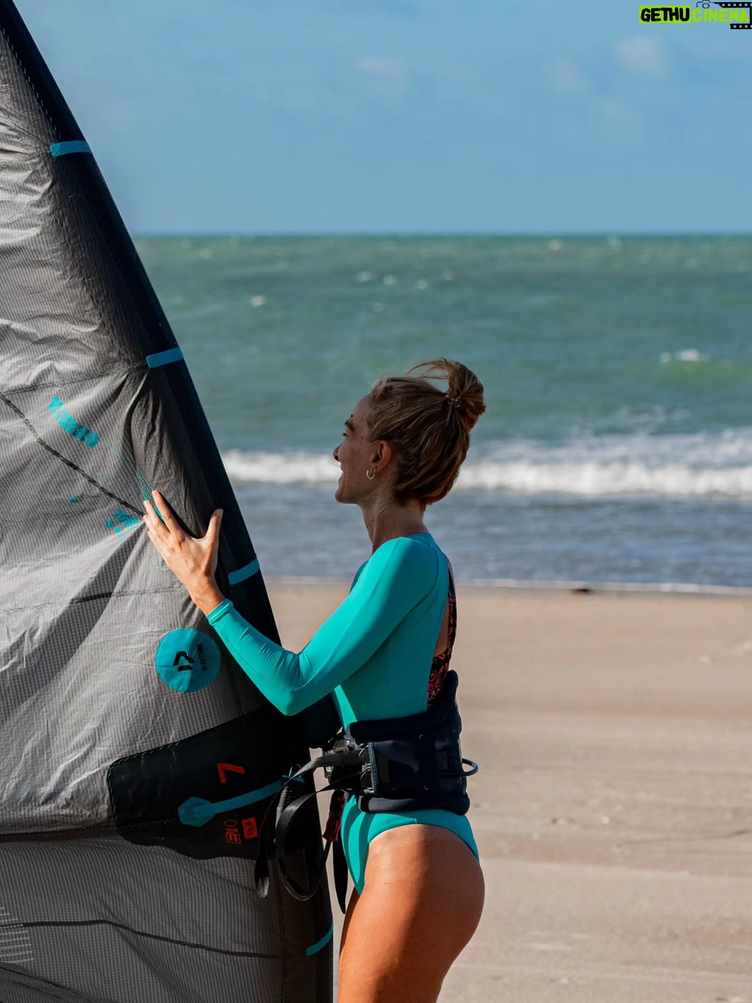 Kira Miró - 15.1K Likes - La aventura de hacer un downwind! Llegar al punto de salida, nervios, ilusión, montar el equipo, briefing sobre el camino, vamos todos juntos, jugando, navegando, saltando, esperando, siempre pendiente los unos de los otros...navegando por mar, por río y manglares...todo un parque de atracciones 🏄🏼‍♀️ qué satisfacción cuando llegas después de haberte superado! 💜💝

Gracias @jose.atay @loopingkite @barracadokite y a todas las personas con las que he compartido estos días tan especiales!!! 💫💫

Fotografías preciosas de @madretierra.cs @caam.sigilli 📸